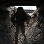 Ukrainalaiset sotilaat sodan eturintamassa Luhanskissa 11. huhtikuuta.