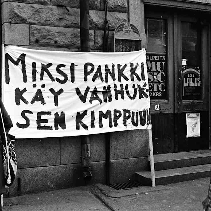 Mielenosoittajia kyltteineen Tampereella vuonna 1981.