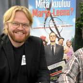 Otto Kanerva ja Mikko Kivinen hymyilevät kameralle. Heidän takanaan roll-up-juliste Mitä kuuluu Marja-Leena? -näytelmästä.