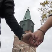 Samkönade par och Åbo domkyrka.