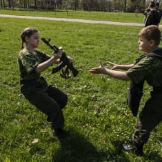 Nuoren armeijan jäsenet harjoittelevat aseenkantoa.