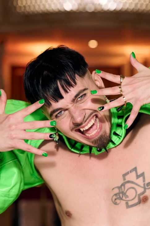 Käärijä sormet harallaan vihreissä vetimissään.