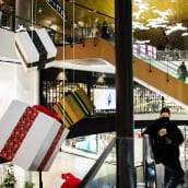 Kauppakeskus Mall of Triplassa Helsingissä tehtiin ostoksia ja vietettiin aikaa 9. joulukuuta.