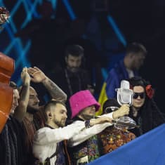 Kalush Orchestra esittelee voittopokaalia.