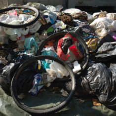 Kerätys roskapussit kasassa. Sekajätepussit avataan ja niiden sisältämät roskat lajitellaan yksitellen. 