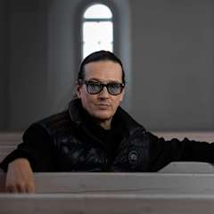 The 69 Eyes yhtyeen laulaja Jyrki Linnankivi Utsjoen kirkossa.