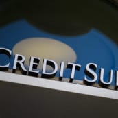 Närbild av bokstäver som bildar namnet på banken Credit Suisse. Bilden är från 6 april 2021.