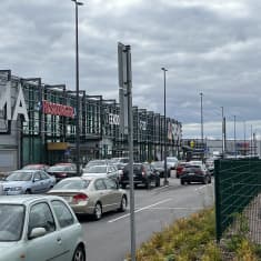 Autoja Lappeenrannan Prisman parkkipaikalla syyskuussa.