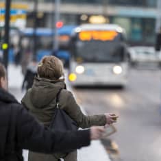 Ihmisiä nousemassa bussin kyytiin Helsingissä.