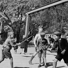 Lapsia leikkikentällä 1939-luvulla.