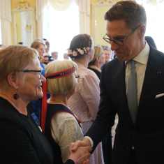 Marja-Liisa Lehto, lasten leirin vetäjä kättelee Presidentti Stubbia valtakunnallisessa äitienpäiväjuhlassa.