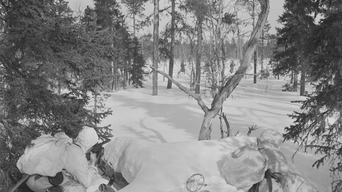 Partion tunnustelijat ovat havainneet vihollisen partisaanijoukon, joka hiihtää edessä olevassa metsänrteunassa lainkaan tietämättä suomalaisista takaa-ajajista.