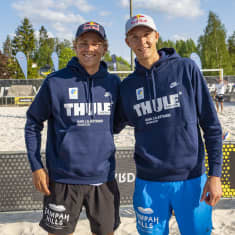 Ruotsalaiset beachvolley pelaajat David Åhman (vas.) ja Jonatan Hellvig Biitsi Vantaan becahvolley keskuksessa järjestetyssä Nations Cup-olympiakarsintaturnauksessa.