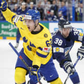Juuso Hietanen on hiukan myöhässä, kun Joel Kellman ohjaa Ruotsille 2-2-maalin kolmannessa erässä.
