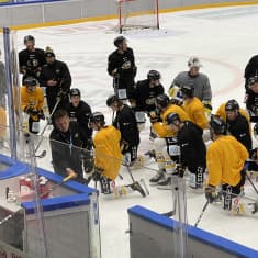 Jääkiekkojoukue Oulun Kärpät taktiikkapalaverissa Raksilan jäähallin jäällä.