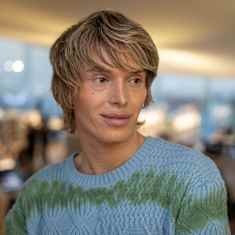 Somevaikuttaja Sergey Hilman puolilähikuvassa, katsoo kameran ohi oikealle.