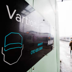 Avarn Securityn logo Helsingin päärautatieasemalla joulukuussa.