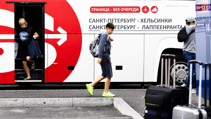 Pietarista tullut linja-auto toi venäläismatkustajia Pietarista suoraan Helsinki-Vantaan lentoasemalle heinäkuun lopussa.