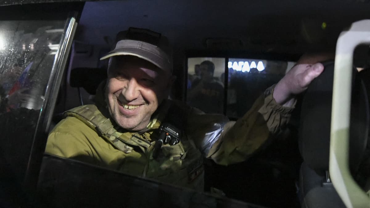Jevgeni Prigožin istuu autossa ja hymyilee.