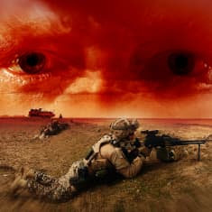 Punaisessa taivaanrannassa näkyy silmät. Maassa makaa sotilaita, jotka tähtäävät aseilla.