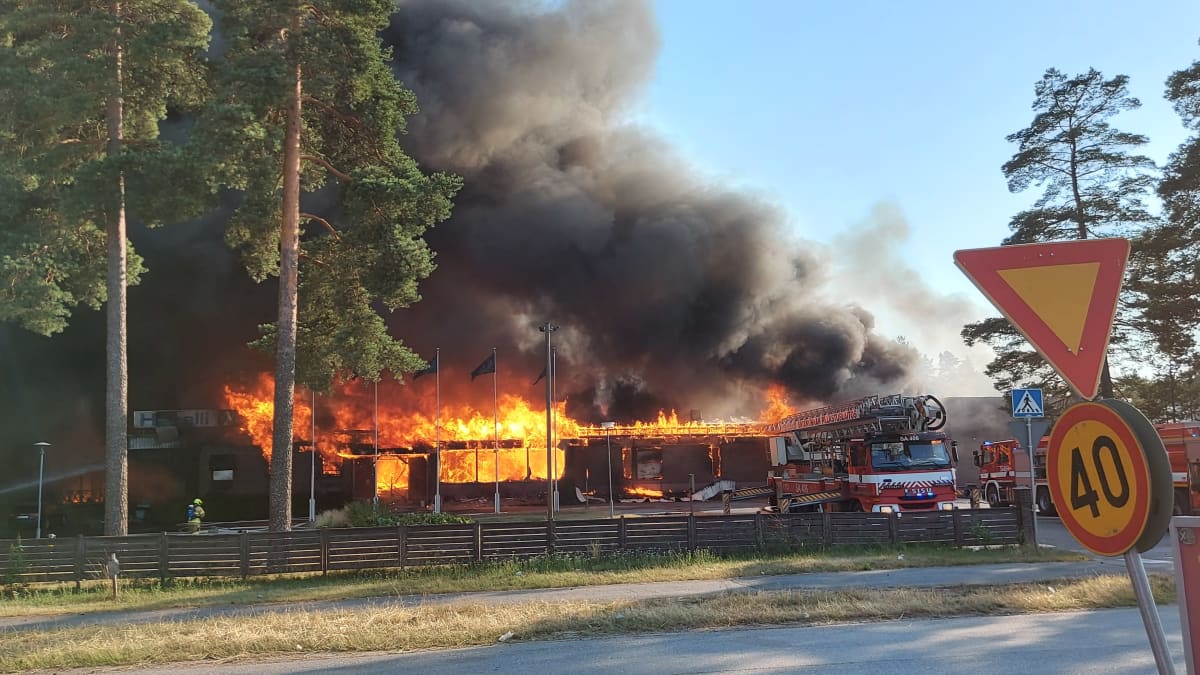 Hotelli Hiittenharju liekeissä.