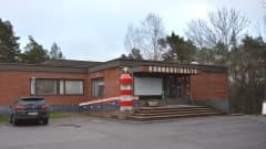 Gustavs kommunkansli, en låg, röd tegelbyggnad med platt tak.