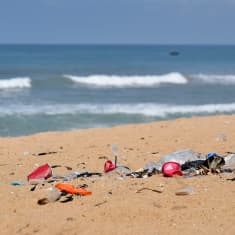muoviroskaa hiekkarannalla