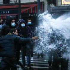 Poliisi käytti vesitykkiä Pariisissa, kun protestit äityivät illalla mellakoiksi. 