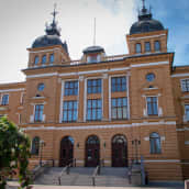 Oulun kaupungintalo kesällä