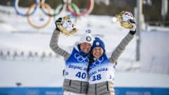 Kerttu Niskanen ja Krista Pärmäkoski Pekingin olympialaisissa 10 kilometrin väliaikalähdön kukitustilaisuudessa.