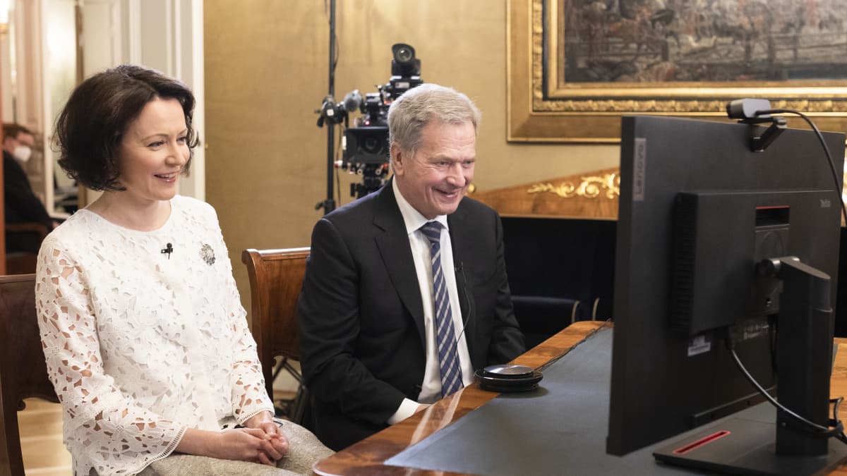 presidenttipari on etäyhteydellä veteraaneihin 
