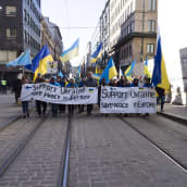 Helsingissä Aleksanterinkadulla mielenosoittajia tukemassa Ukrainaa.