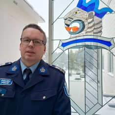 Kuvassa on poliisimies.