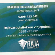 Vihreänsininen postikortti, jossa on Kaakkois-Suomen rajavartioston johtokeskuksen 24/7 yhteystiedot: 0295422012 joke.ksr@raja.fi.