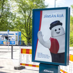 Jäätelökioski ja Jämsän Äijä -mainos.