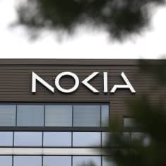 Nokian logo rakennuksen seinässä.