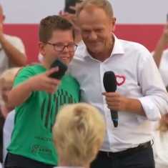 Donald Tusk ja Maciej Matuszewsk ottavat selfietä Tuskin kampanjatilaisuudessa.