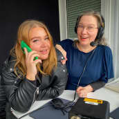 Kaksi naista tilapäisessä radiostudiossa