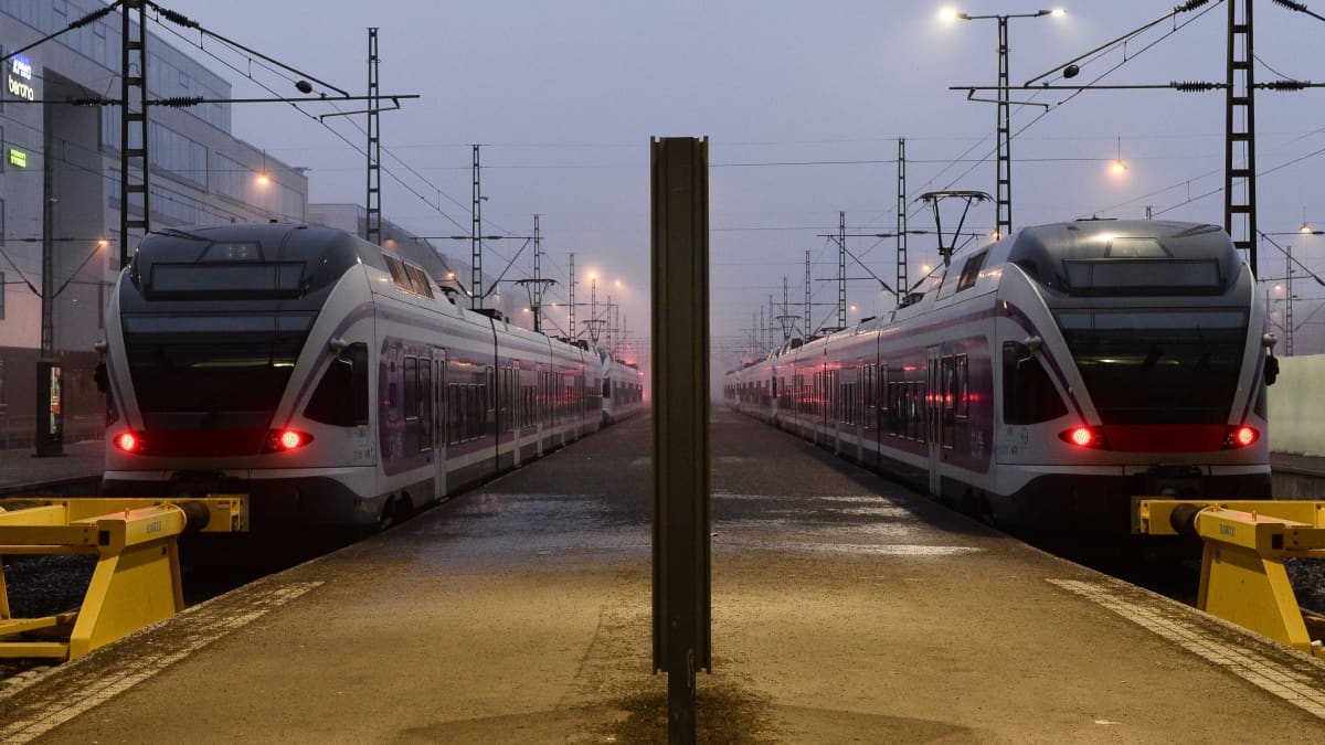 Kaksi junaa Helsingin rautatieasemalla.