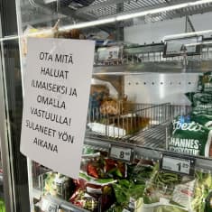Kaupan pakastekaapin ovessa on lappu, joka kehottaa ottamaan ilmaiseksi yön aikana sulaneita tuotteita.