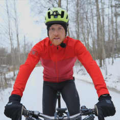 Toimittaja Tom Nylund ajaa pyörällä talvisessa maisemassa.