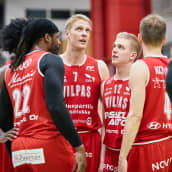 Salon Vilppaan pelaajia pelikentällä.