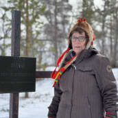 Anu Avaskari hautuumaasaaressa Inarinjärvellä.