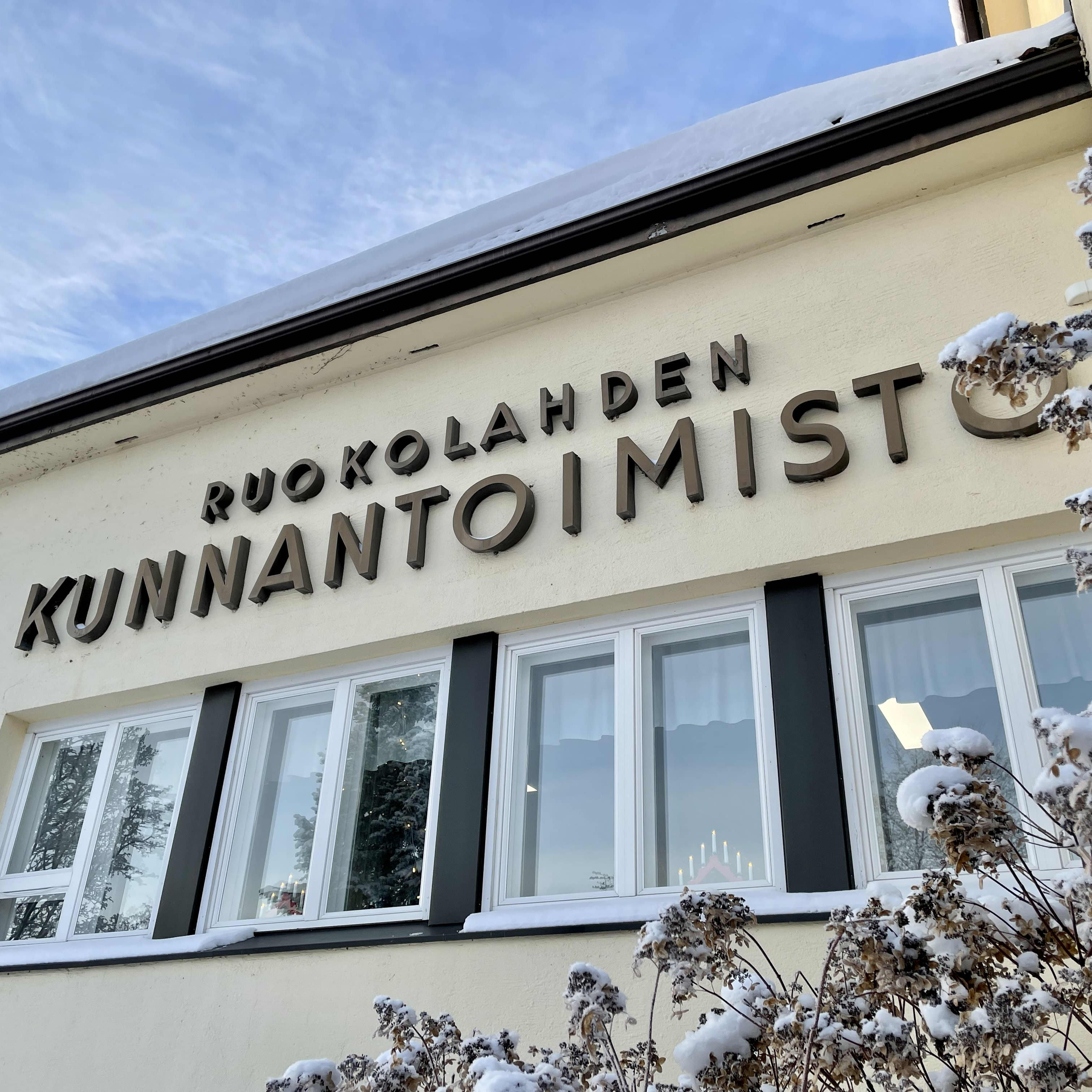 Ruokolahden kunnantoimisto talvella kovalla pakkasella.