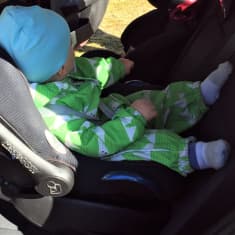 Lapsi autossa turvakaukalossa.