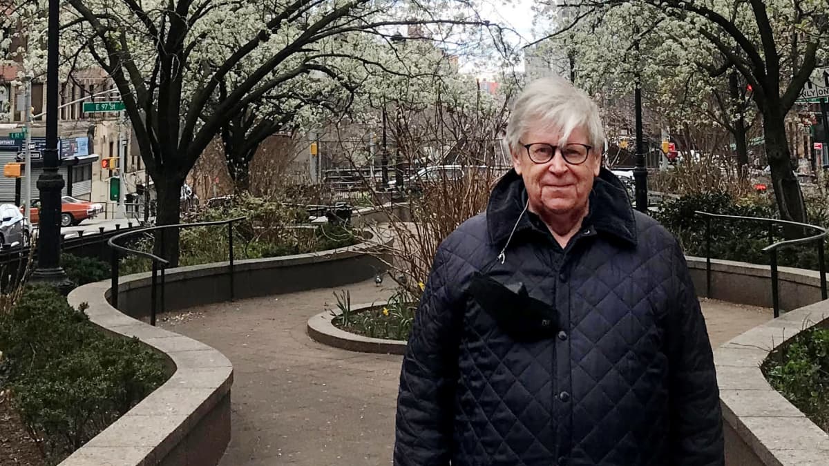 Olli Heinonen seisoo puistossa.