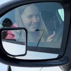 Linnea Valli autossa peilin kautta kuvattuna