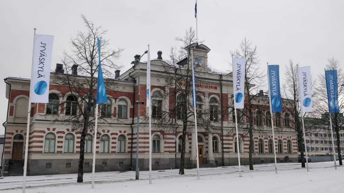 Jyväskylän kaupungintalon edustalla liehuu Jyväskylä-lippuja.