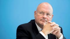 Saksan tietoturvaviraston pääjohtaja Arne Schönbohm istuu lehdistötilaisuudessa, taustalla sininen seinä.