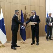 Suomi ja Ruotsi luovuttivat Nato-jäsenhakemukset Brysselissä